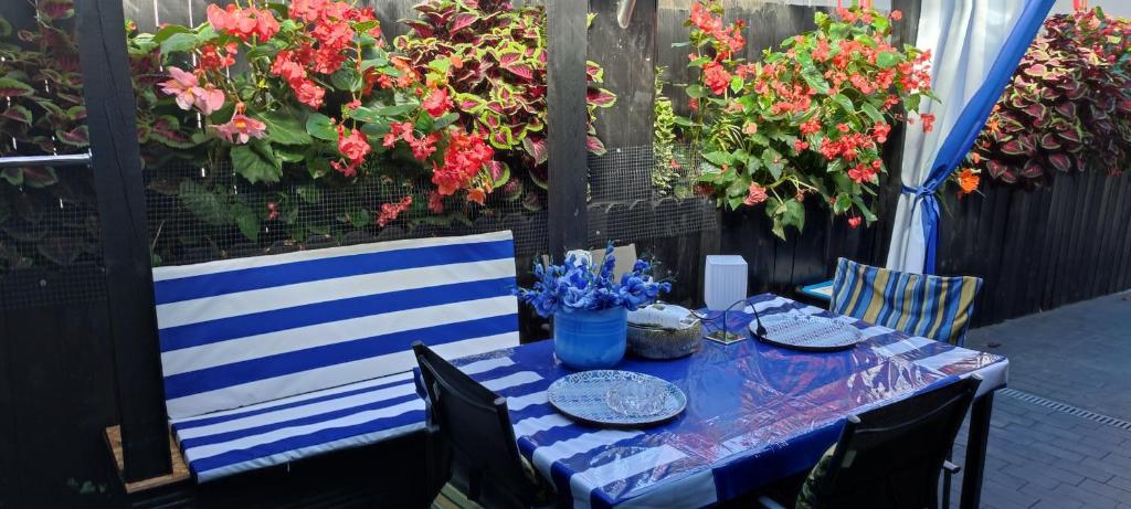 シュチェチネクにあるBR sc NR2-całe mieszkanieの青いテーブル(皿、花付)が備わるパティオ