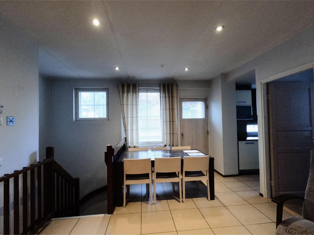 uma cozinha com mesa e cadeiras em uma sala em Levin Kolmio C2 em Levi