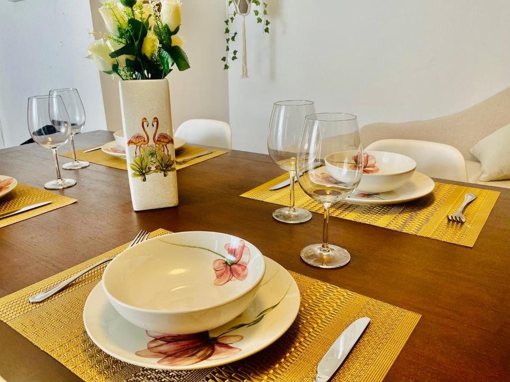uma mesa de madeira com pratos e copos de vinho em Corazón De Córdoba, la mejor ubicación em Córdoba