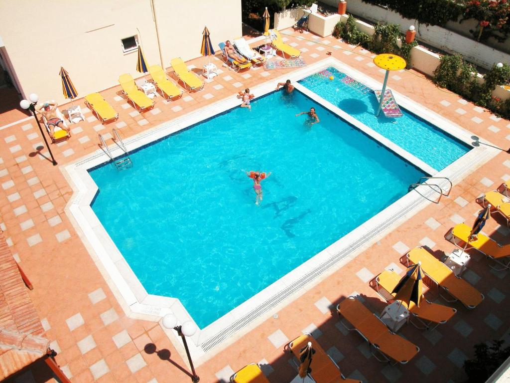 Bazén v ubytování Ideal Hotel nebo v jeho okolí