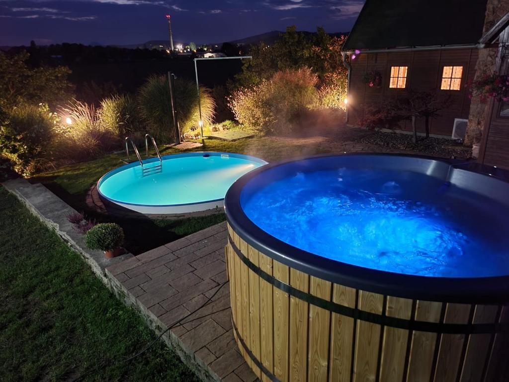 una gran bañera de hidromasaje en un patio por la noche en Na vyhlidce en Litoměřice