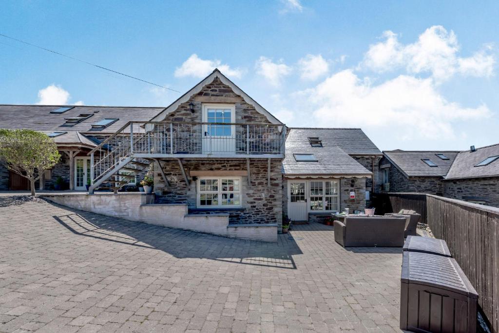 Cette grande maison en briques dispose d'un balcon. dans l'établissement Ysgubor Isaf, à Troedyraur