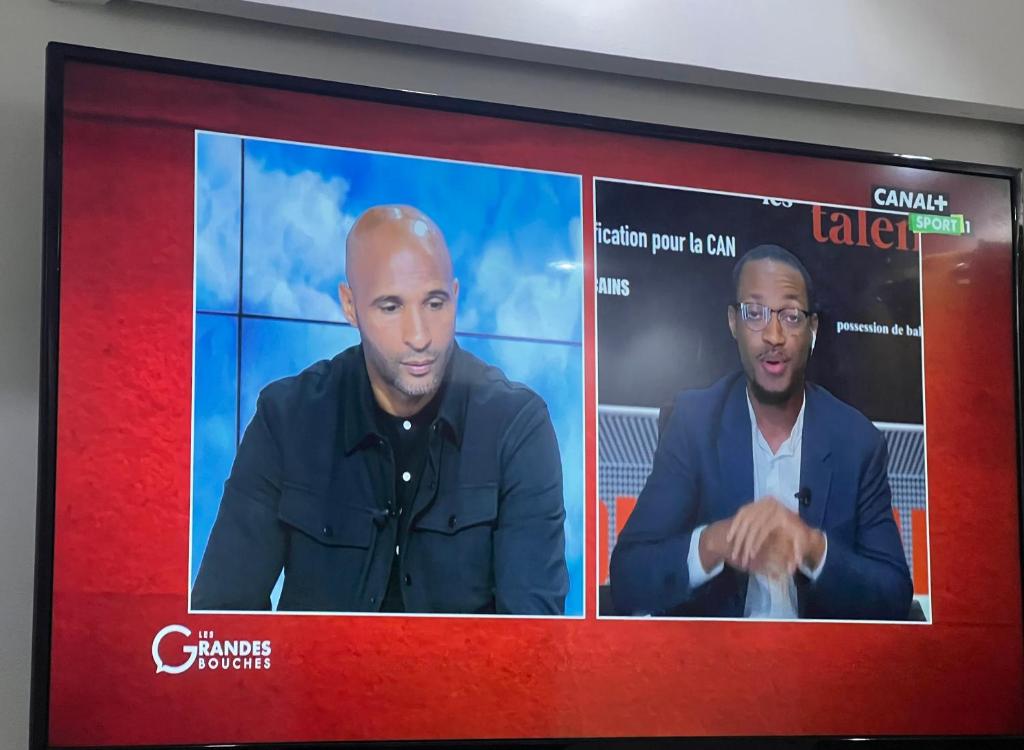 two images of a man on a screen at Zac Mbao appartement en face de la place in Mbaw