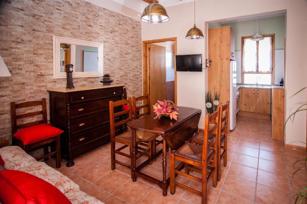 ein Wohnzimmer mit einem Esstisch und Stühlen in der Unterkunft Colonia Apartamento Rural in Bellmunt de Ciurana