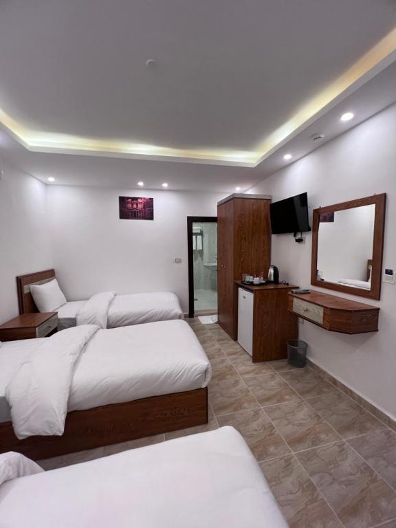 Postel nebo postele na pokoji v ubytování Petra Family Hotel
