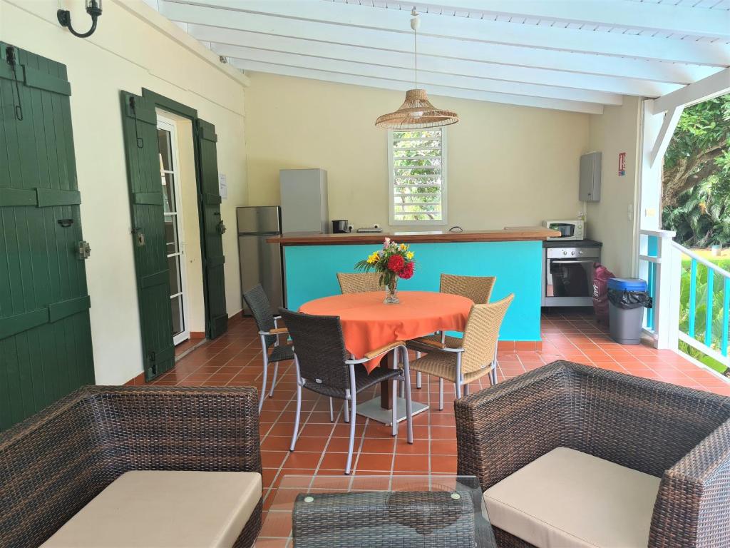Una cocina o zona de cocina en Habitation du Comté