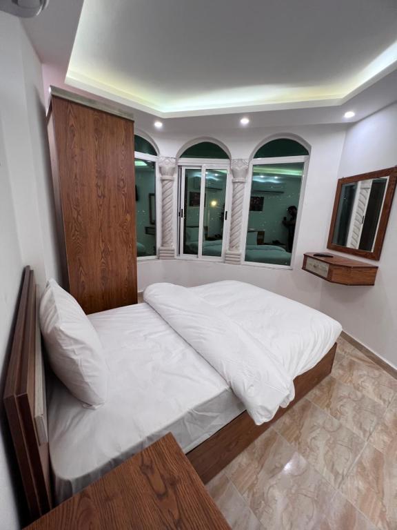 Postel nebo postele na pokoji v ubytování Petra Family Hotel