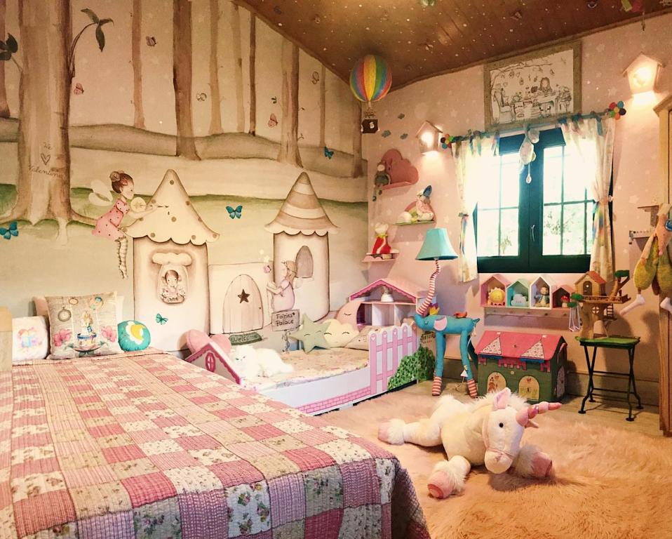 een kinderkamer met een bed en veel speelgoed bij Hobbiton. Chalet de ensueño en la Sierra de Madrid. in Boalo