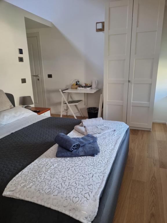 een slaapkamer met een bed met een blauwe handdoek erop bij Maso Kreuzberg in Trento