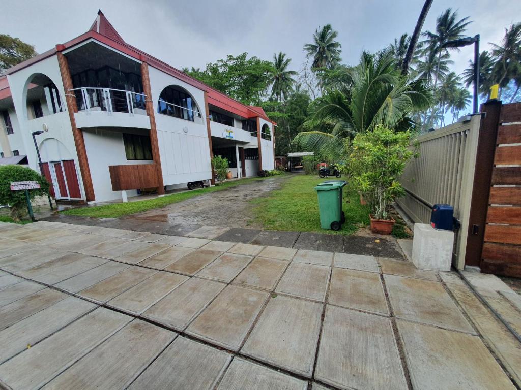 un patio de una casa con un edificio en Residence Vainau Moorea en Haapiti