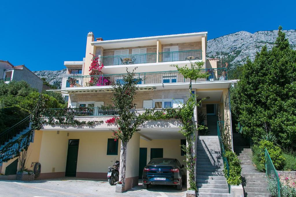 a house with a car parked in front of it at Apartment Brela 2717c in Brela