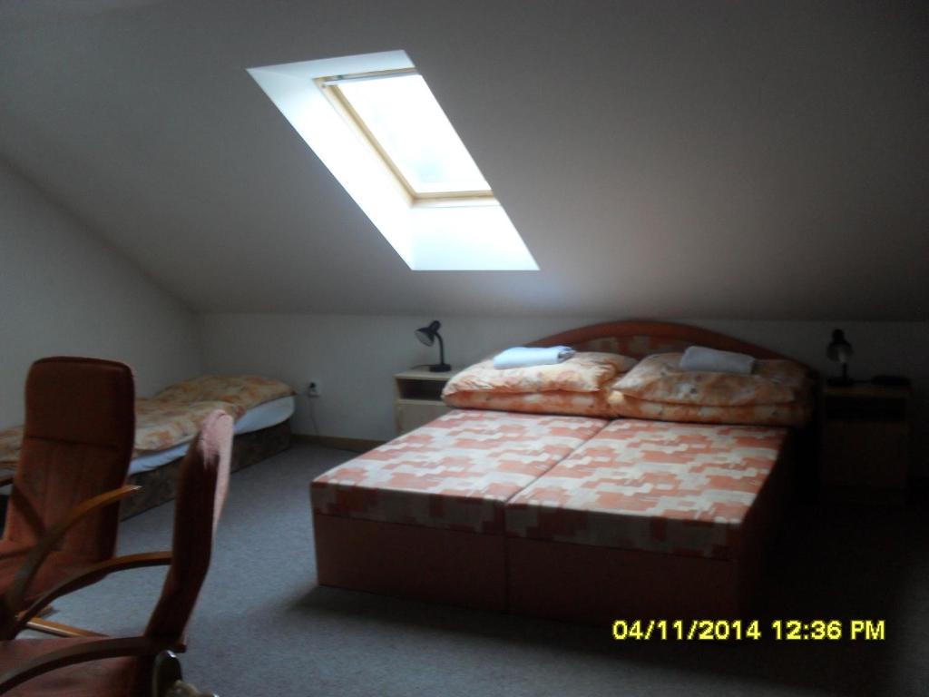 Postel nebo postele na pokoji v ubytování Apartmány KOS
