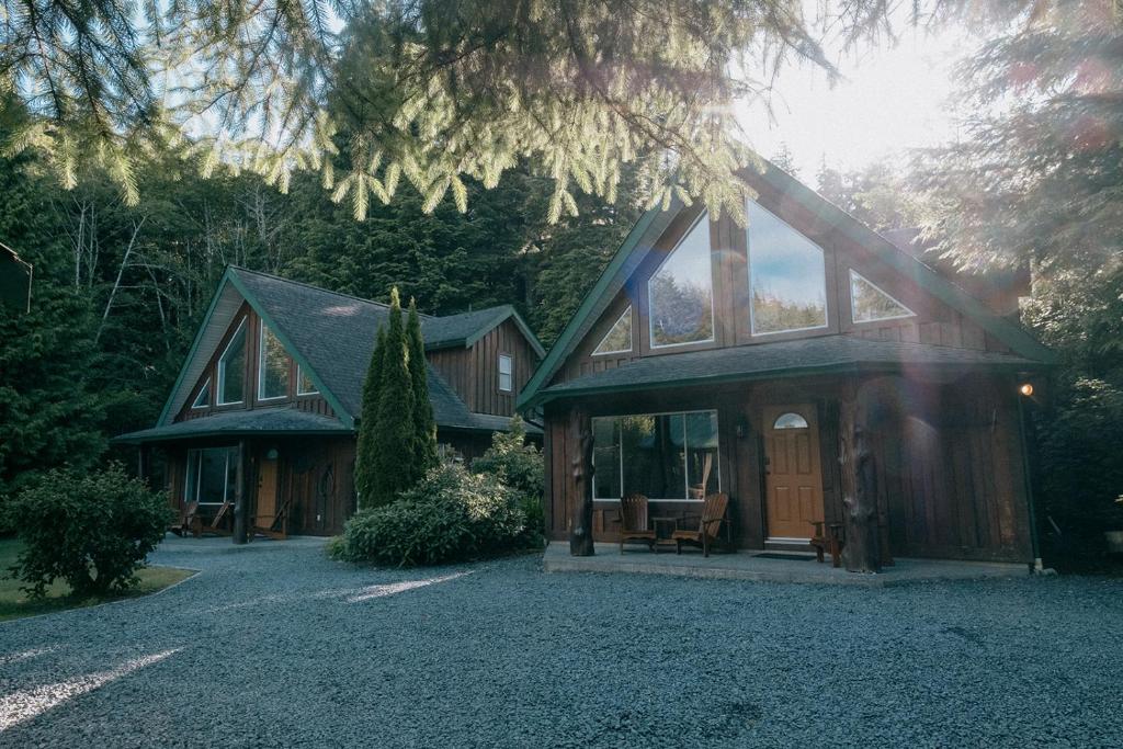Cette petite maison dispose d'une terrasse couverte et d'une porte. dans l'établissement Wild Coast Wilderness Resort, à Port Renfrew