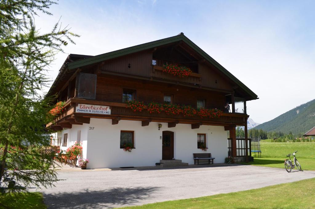 Lärchenhof في لوتاش: مبنى عليه زهور