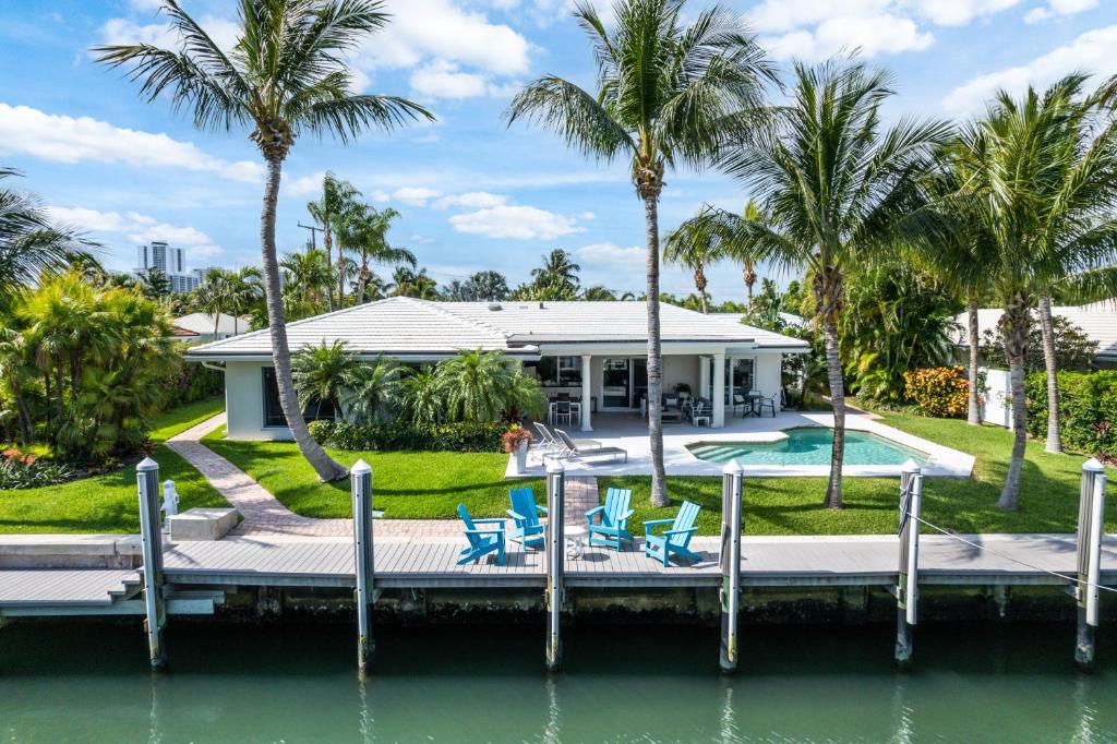 Seven Palms Waterfront, Heated Pool & Private Dock Walk to beach