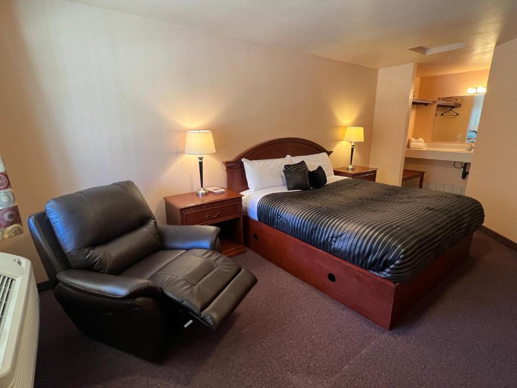 um quarto de hotel com uma cama e uma cadeira em Frazier View Motel em Frazier Park