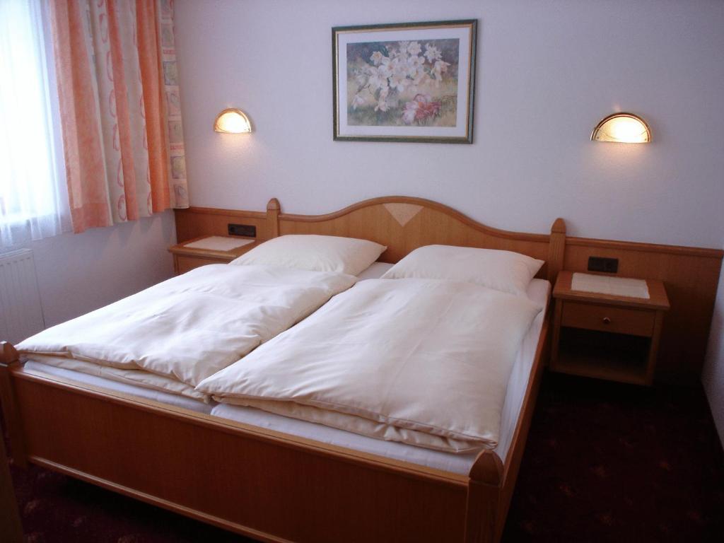 Ένα ή περισσότερα κρεβάτια σε δωμάτιο στο Hotel-Garni Versail