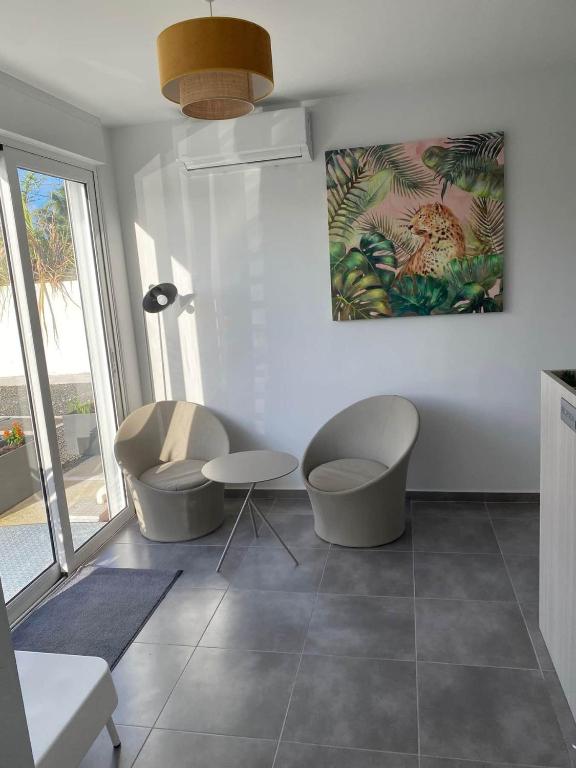 Posezení v ubytování Hôtel Guadeloupe Palm Suites
