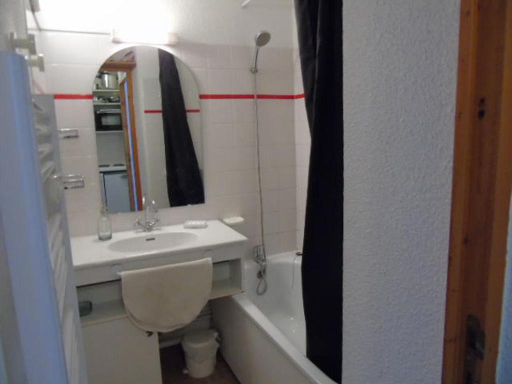 Fotografia z galérie ubytovania Studio cabine 4 pers. à Valfréjus avec balcon, proche télécabine et écoles de ski - FR-1-561-99 v destinácii Modane