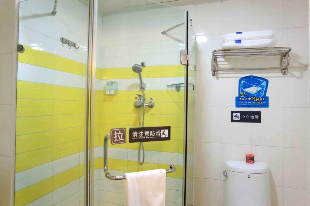 y baño con ducha y puerta de cristal. en 7Days Inn Jiangmen Peng Jiang Qiao North, en Jiangmen