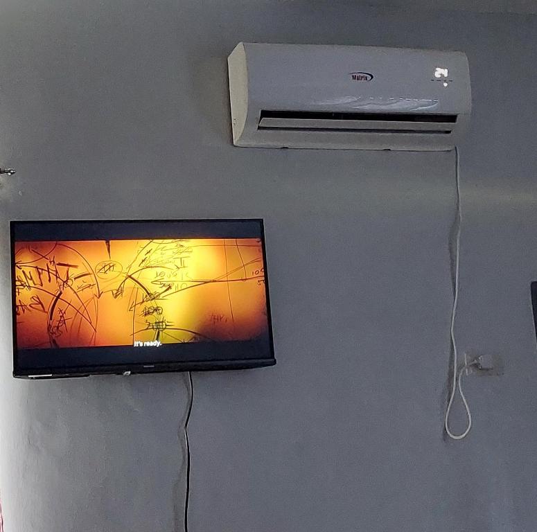 TV a/nebo společenská místnost v ubytování Genna's Tourist Inn Santa Fe