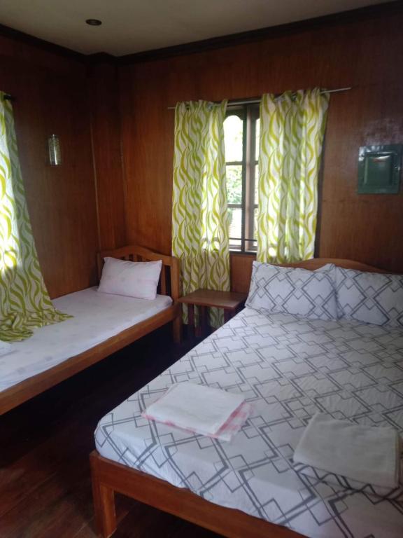 Postel nebo postele na pokoji v ubytování Nellie's Tourist Inn- Port Barton