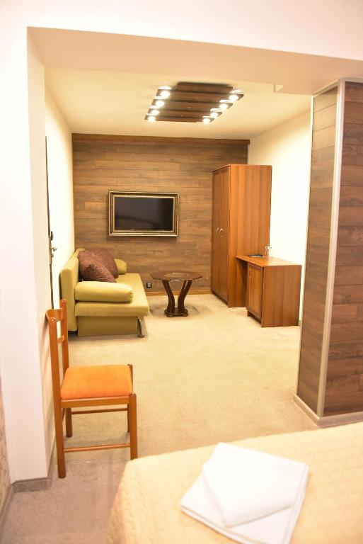 TV a/nebo společenská místnost v ubytování Hotel Rothmans-Breakfast - Free parking - Lobby