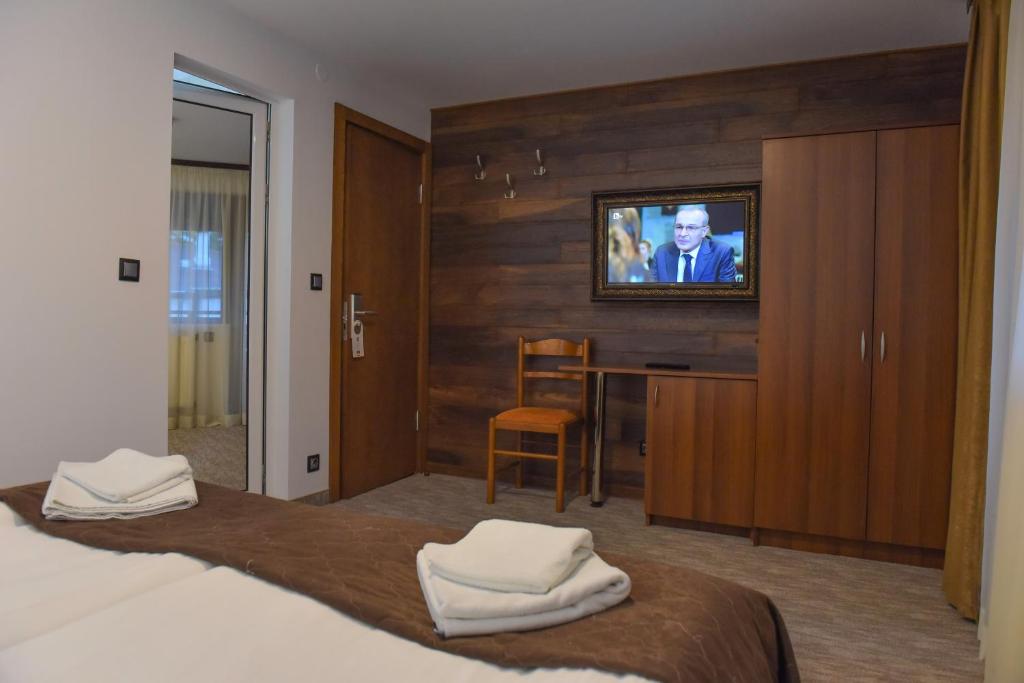 TV a/nebo společenská místnost v ubytování Hotel Rothmans-Breakfast - Free parking - Lobby