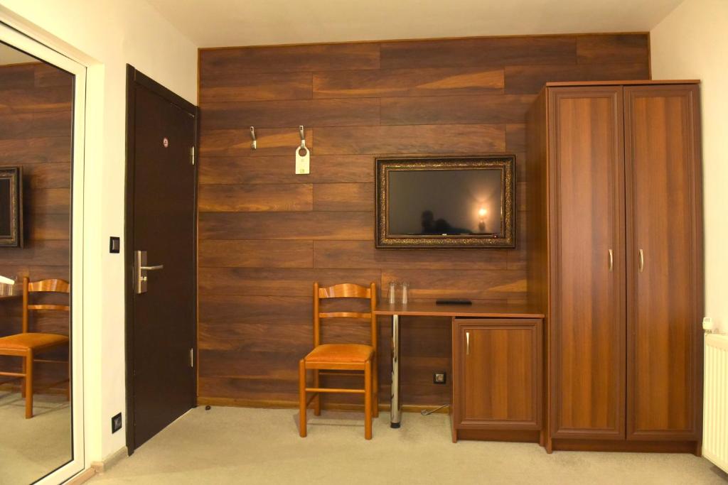 TV a/nebo společenská místnost v ubytování Hotel Rothmans-Breakfast - Free parking - Lobby