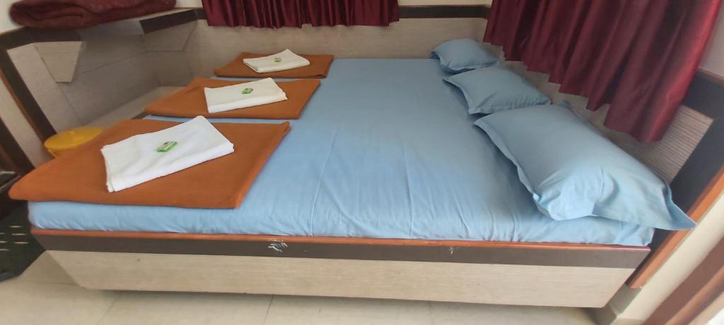 Katil atau katil-katil dalam bilik di Sai Raghunandan Guest House