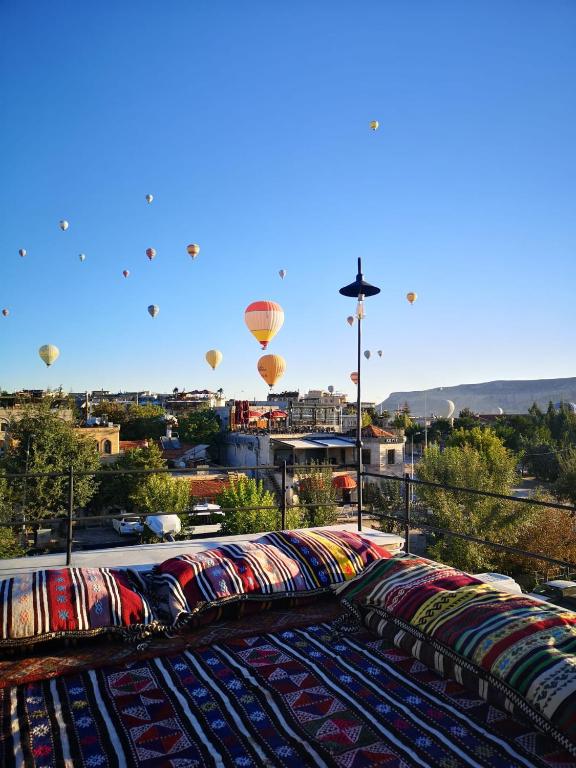 una vista de globos de aire caliente volando sobre una ciudad en Azalea Terrace Cave Hotel, en Göreme