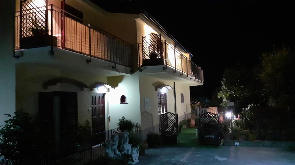 una gran casa blanca por la noche con luces en Green Paradise Holidays villa Apartment, en Massa Lubrense