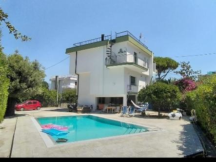 ein Haus mit einem Pool vor einem Haus in der Unterkunft VILLA VERDEMARE in Paestum
