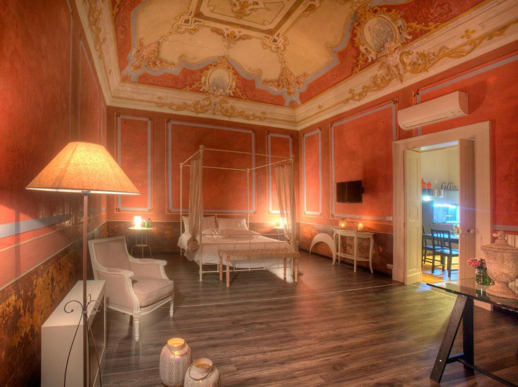 sala de estar con paredes rojas y techo en Casa Brancaccio, en Lecce