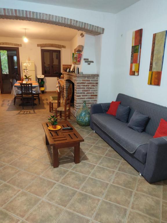 sala de estar con sofá azul y mesa en Casa di Stefano, en Villamassargia