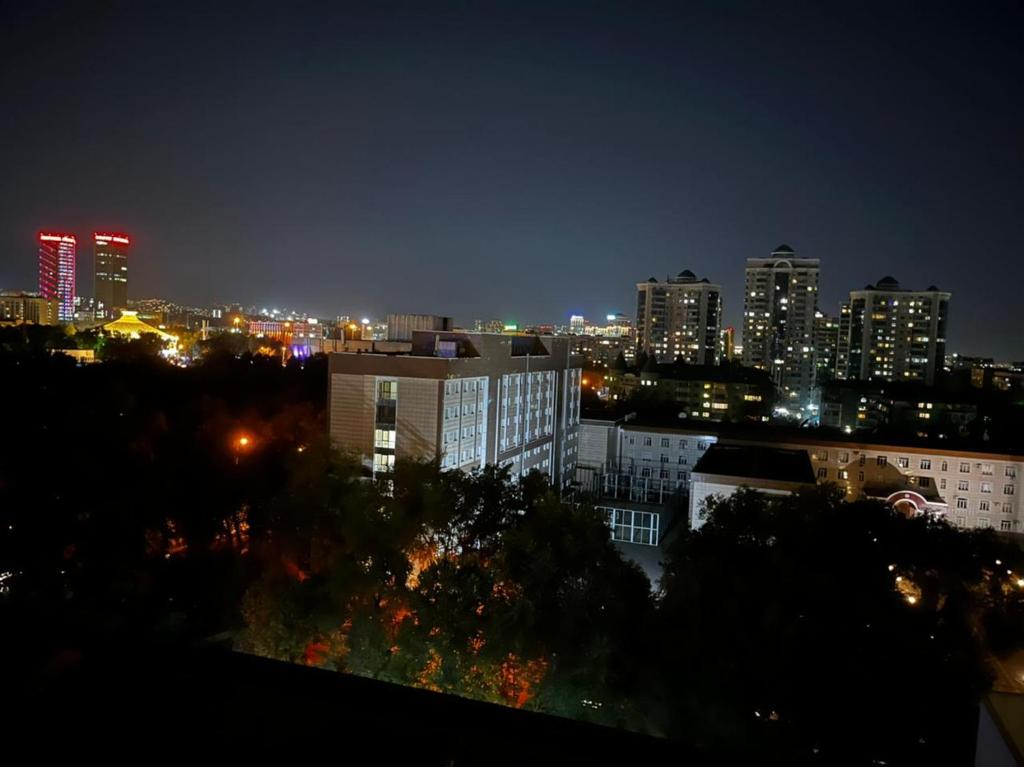 - Vistas a la ciudad por la noche con luces en ЖК Ламия en Almaty