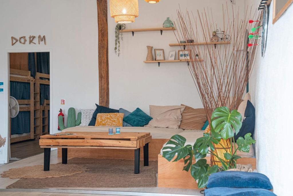 Posezení v ubytování GARDEN - Utopy Hostel