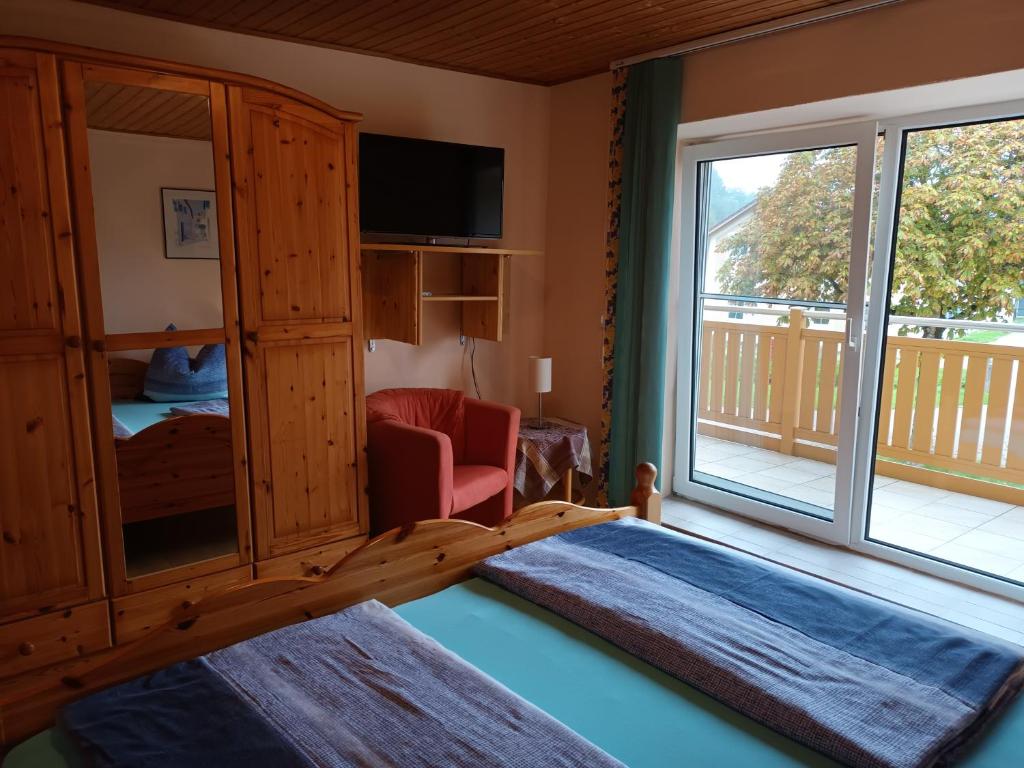 1 dormitorio con 2 camas y ventana grande en Haus Barbara en Bad Füssing