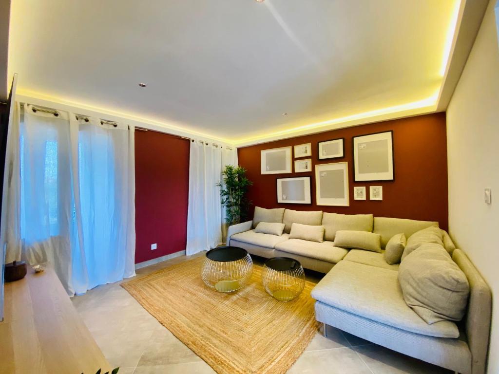 uma sala de estar com um sofá e uma mesa em Duplex 120m2 terrasse vue sur Nîmes em Nîmes