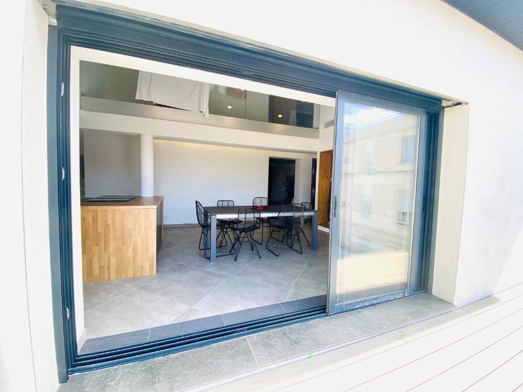 Zdjęcie z galerii obiektu Duplex 120m2 terrasse vue sur Nîmes w mieście Nîmes
