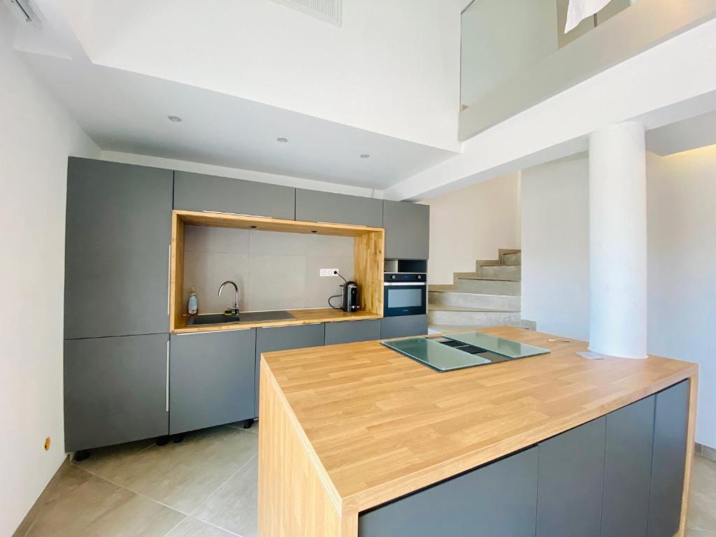 kuchnia z blatem i zlewem w obiekcie Duplex 120m2 terrasse vue sur Nîmes w mieście Nîmes