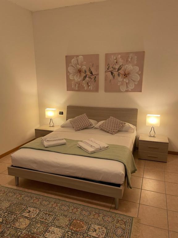 a bedroom with a bed with two lamps on it at Residenza Villa in Corno Alto