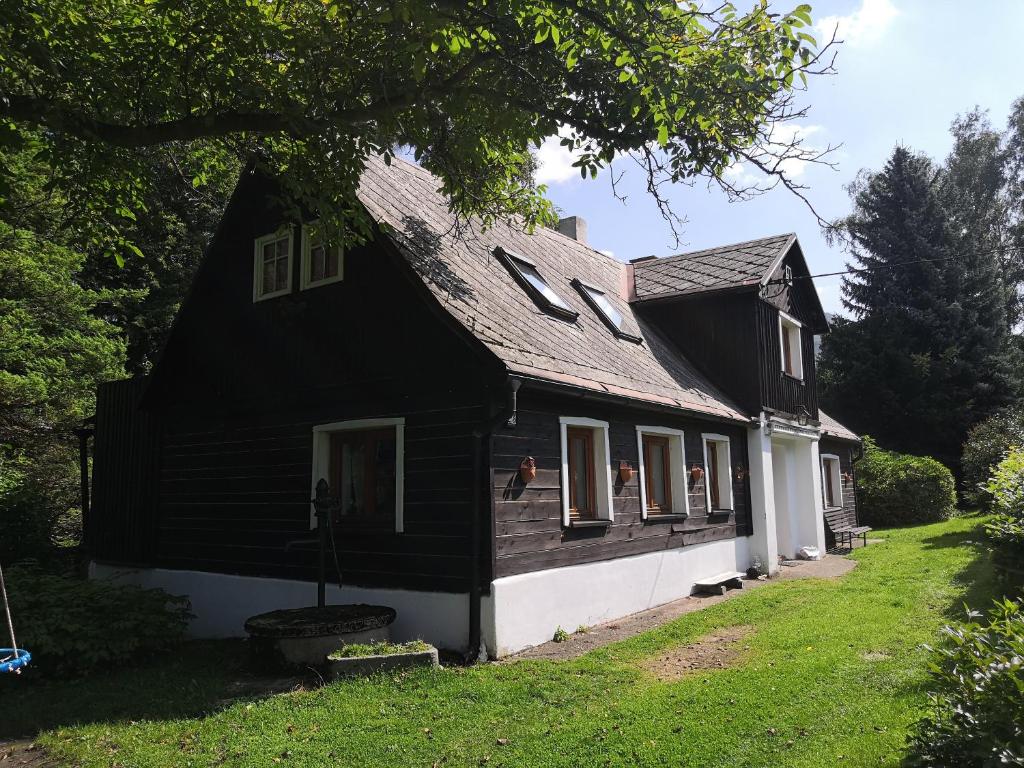 Casa en blanco y negro con ventana en Chalupa Adélka, en Hejnice