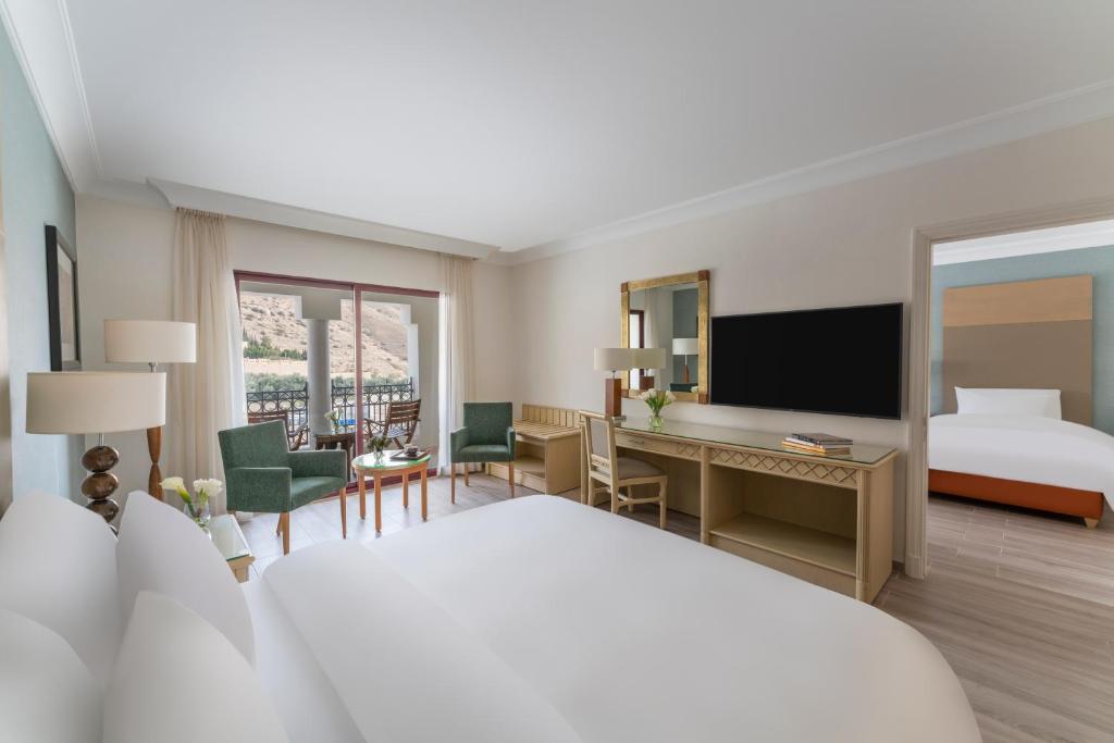 TV a/nebo společenská místnost v ubytování Mövenpick Resort Petra