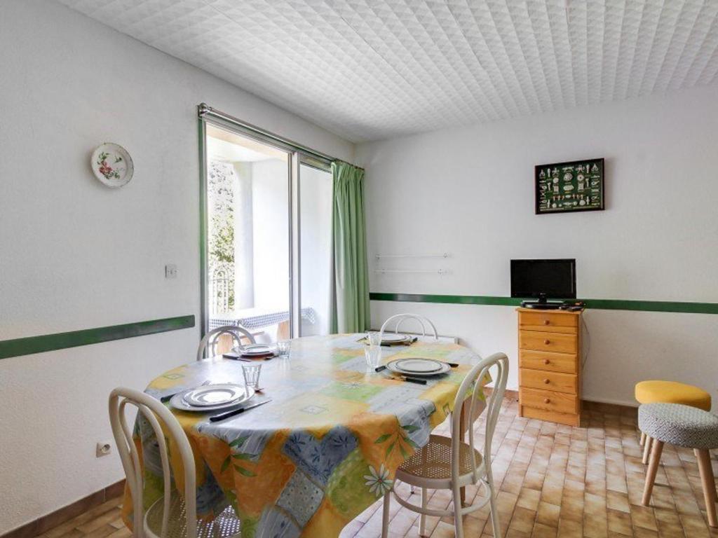 a dining room with a table and chairs at Appartement Luz-Saint-Sauveur, 3 pièces, 6 personnes - FR-1-402-44 in Luz-Saint-Sauveur