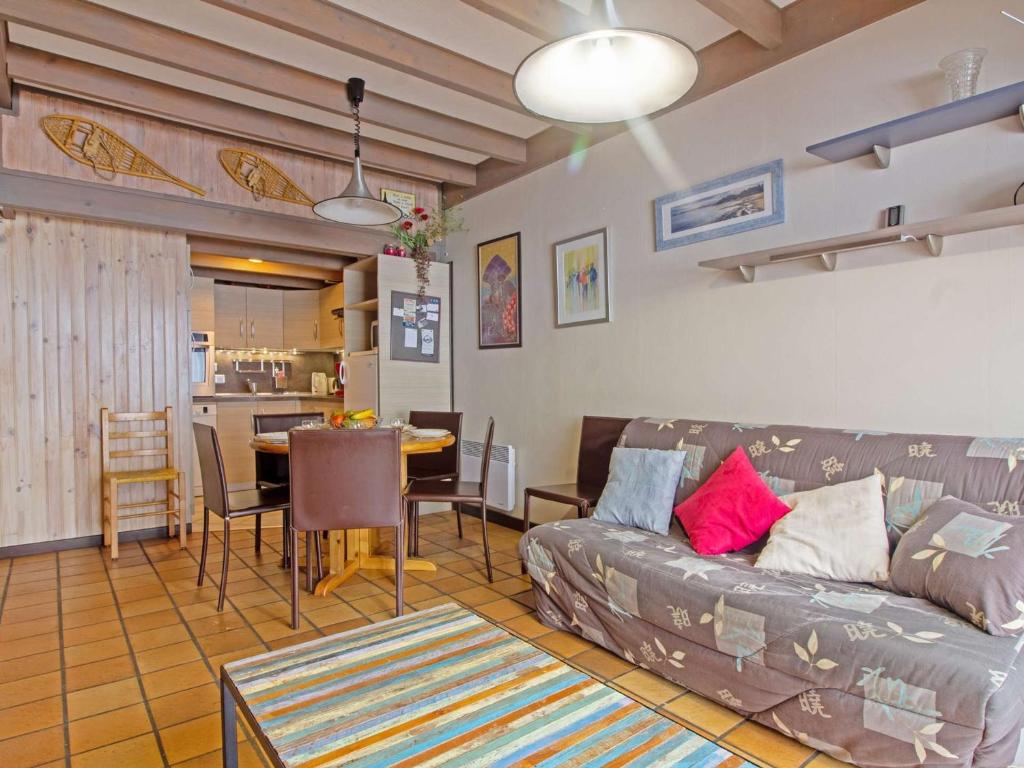 a living room with a couch and a table at Chalet cosy avec garage et vues, 3 niveaux, 6 pers, proche Luz, animaux admis - FR-1-402-54 in Viella