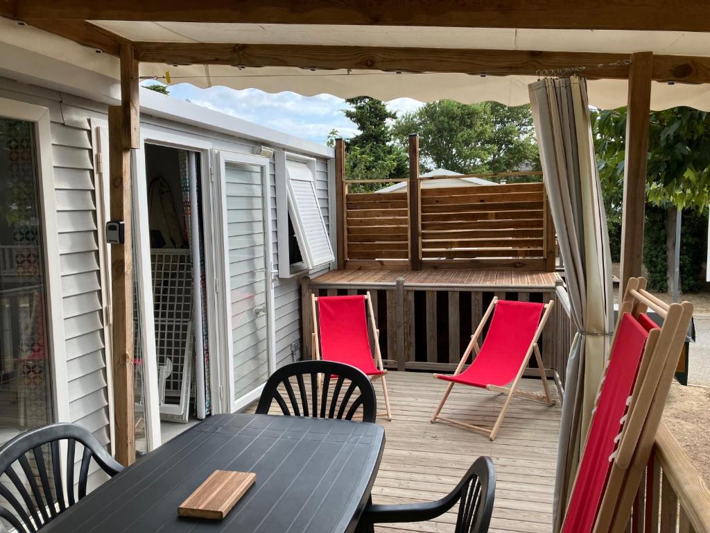 En balkong eller terrasse p&aring; Mobil Home - Camping La Falaise