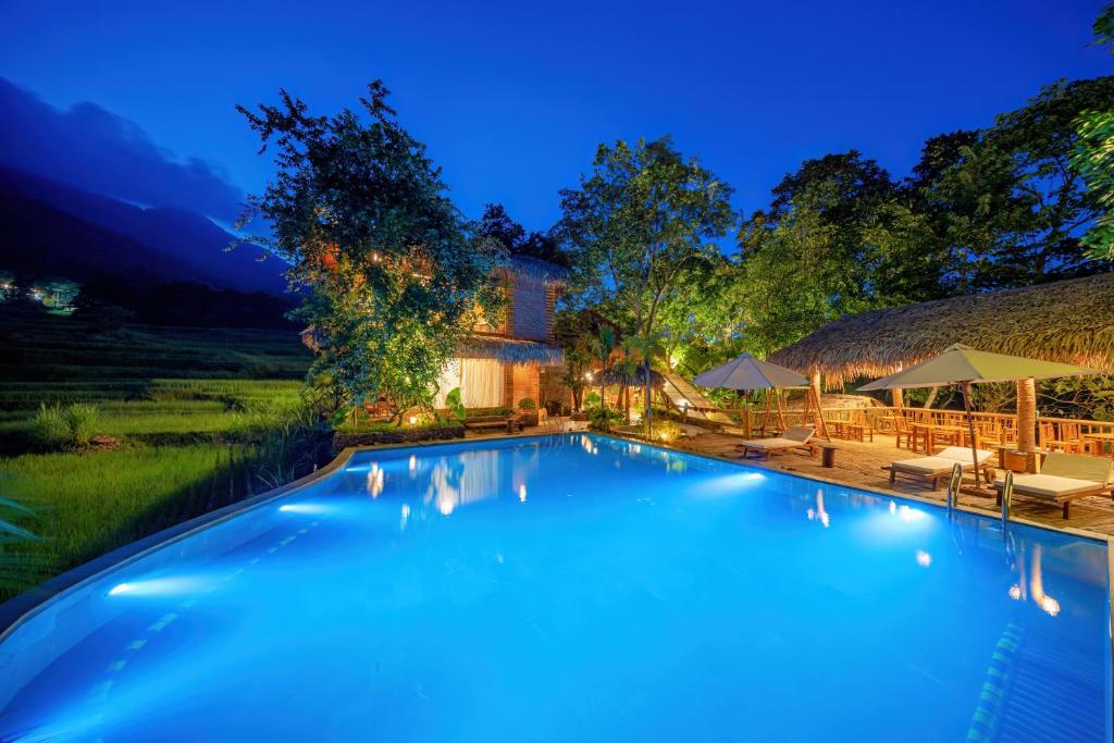 a large swimming pool in front of a house at Puluong Luna Resort in Pu Luong