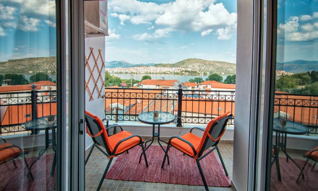 balcón con mesa, sillas y vistas en Anna's House, en Kastoria