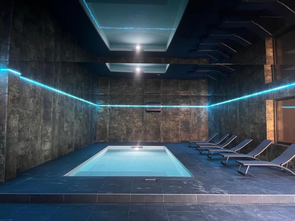 Bazén v ubytovaní Villa 400m2 piscine intérieure très calme alebo v jeho blízkosti